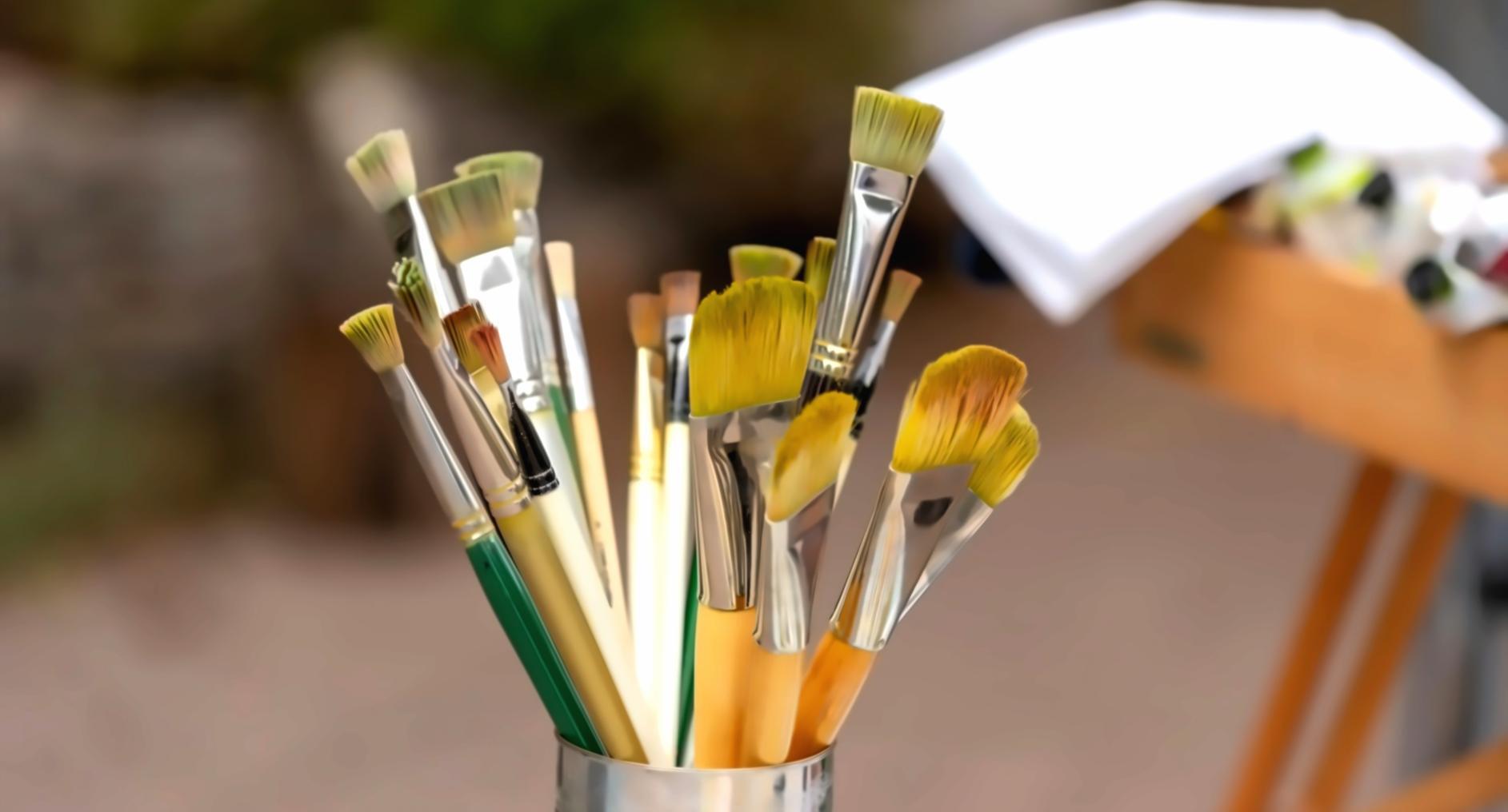 Mesa de trabajo con diferentes técnicas de dibujo y materiales profesionales